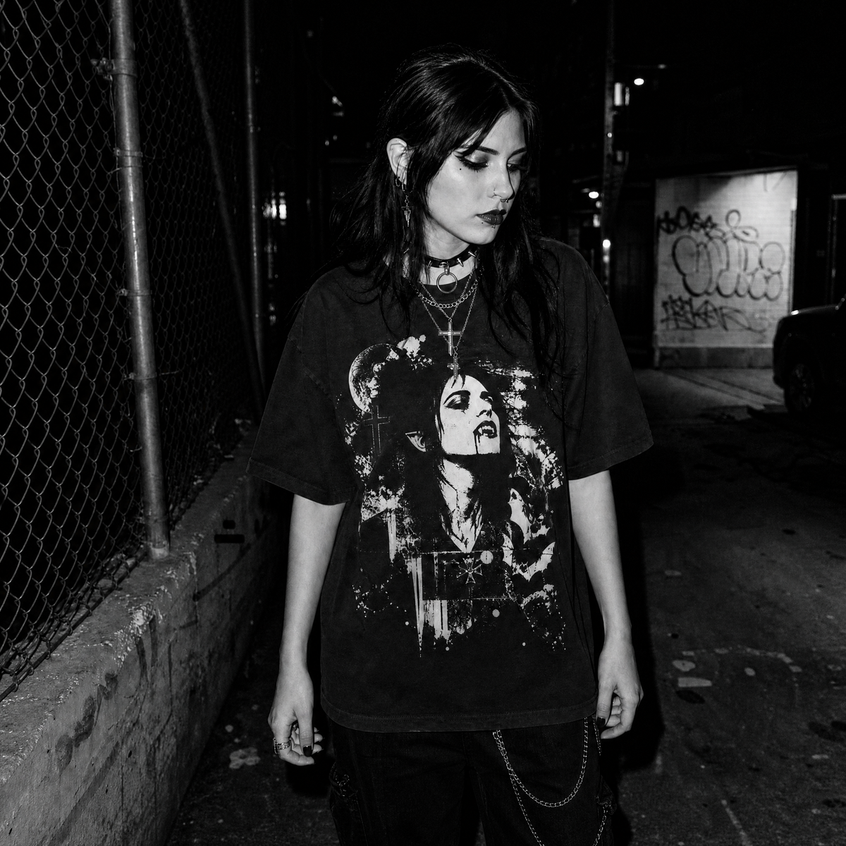 Vintage Gothic Vampire T-Shirt – Dark Aesthetic Horror Art