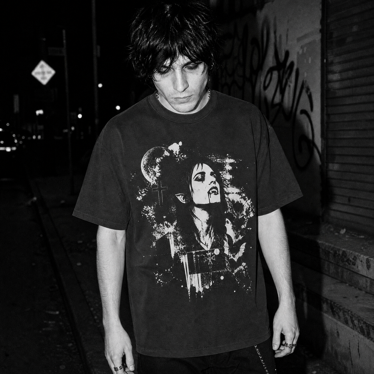 Vintage Gothic Vampire T-Shirt – Dark Aesthetic Horror Art